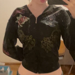 ed hardy hoodie  - jättefin bara används inte, size S tror jag, passar mig ganska bra som e S-M! PRISET KAN DISKUTERAS