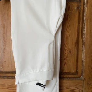 Raka kostymbyxor  - Super fina kostymbyxor från Bikbok! Sitter perfekt men tyvärr blivit försmå. Storlek XS och är lagom långa för mig som är 165cm🦋