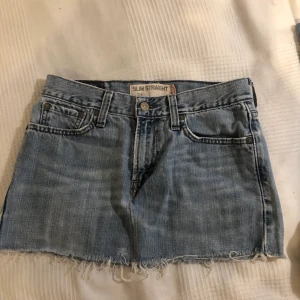 Lågmidjad Levis kjol - Snygg lågmidjad Levis kjol. Så fin passform och färg! Står storlek w29 men den passar xs-s. Frakt tillkommer.