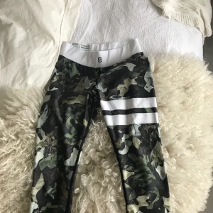 Stronger - Jätte jätte fina tränings byxor ifrån Stornger. Säljer pga att jag inte använder de. Använd 2 gånger och har inte märken eller något. Går inte att köpa på strongers hemsida längre.  😀