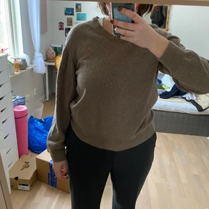 Brun tröja  - Brun tröja som passar till allt. Jätte skönt material och väldigt varm. 