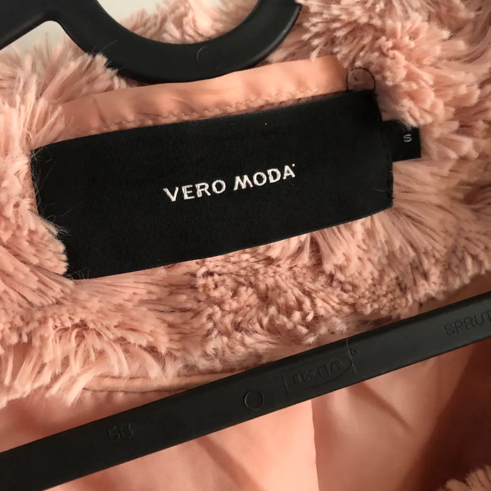Furry jacket Vero moda.  very warm and soft.  Size S. Excellent condition.. Jackor.