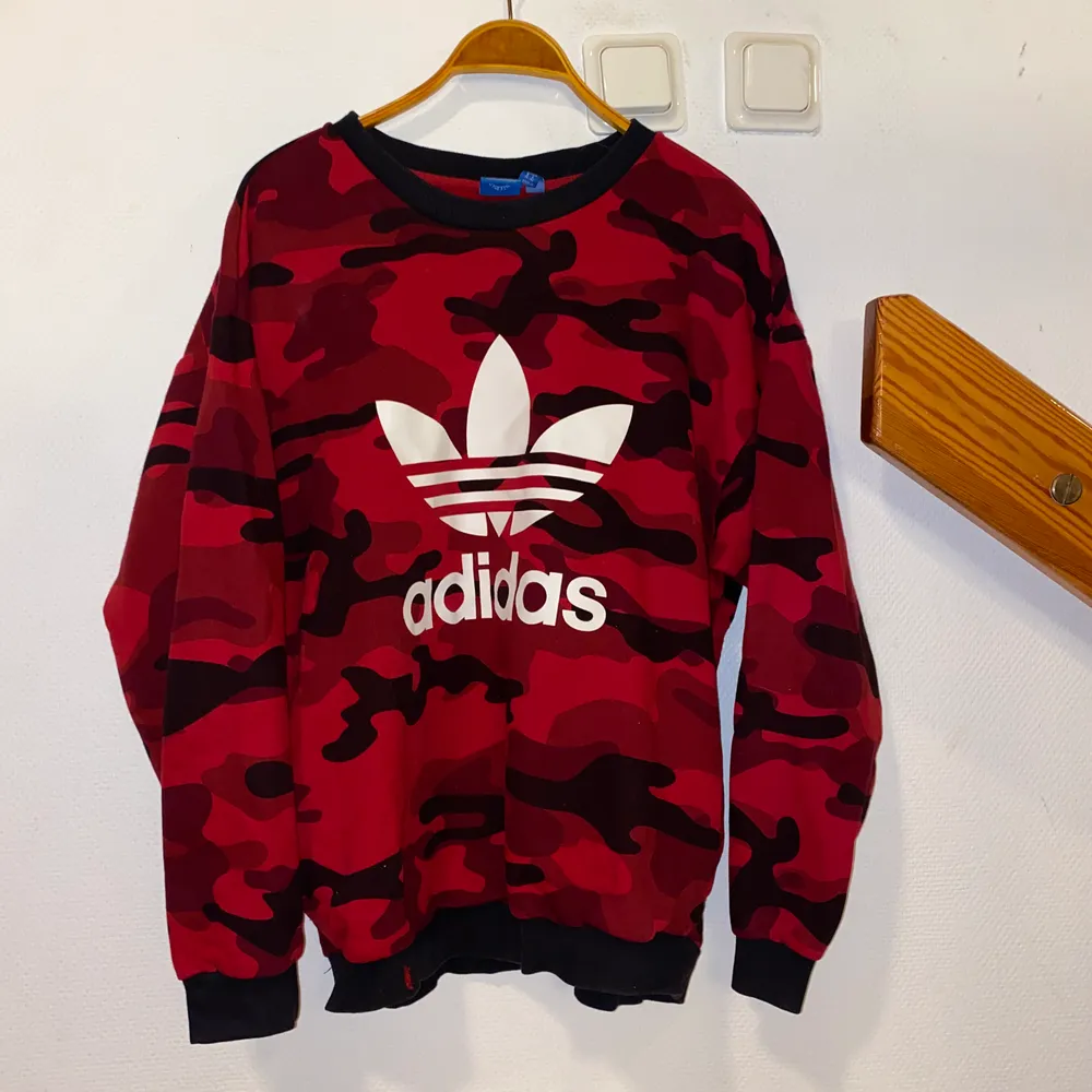 En adidas tjocktröja med diskreta fickor på båda sidorna. Använd fåtal gånger. Köpt på Urban Outfitters i Köpenhamn. Storlek M/L. Hoodies.