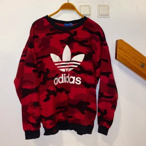 Adidas - En adidas tjocktröja med diskreta fickor på båda sidorna. Använd fåtal gånger. Köpt på Urban Outfitters i Köpenhamn. Storlek M/L