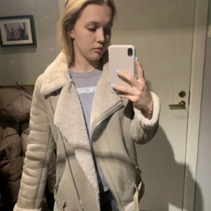 Aviator jacka från zara  - En beige aviator jacka från Zara. Sparsamt använd. Passar mig som är en XS/S. Skriv till mig ni vill ha bilder hur den ser ut på!🥰 150+frakt
