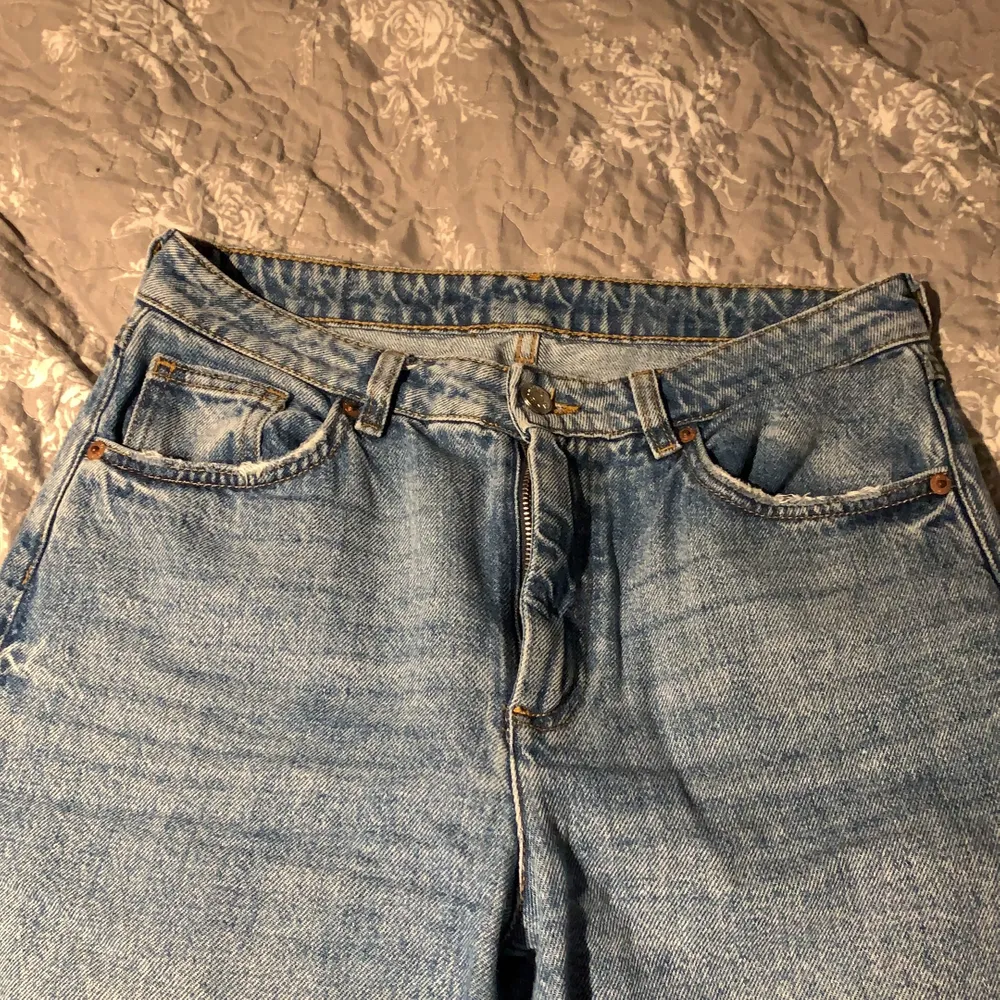 Raka jeans från monki🤍 100 kr inklusive frakt. Knappt använda!. Jeans & Byxor.
