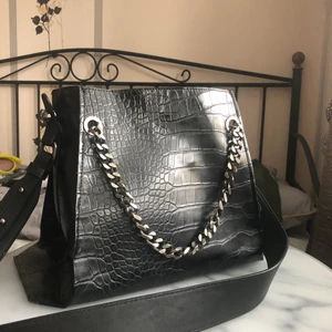 Väska från Zara - Svart väska i läder med kedja och axelband. Jätte fin och endast använd ett par gånger. Köpte den för 600 kr säljer nu för 350 😍 