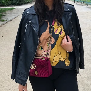 Zara Skinnjacka  - Skinnjacka från Zara i Skinnimitation, väldigt fint skick. Lite längre modell. 