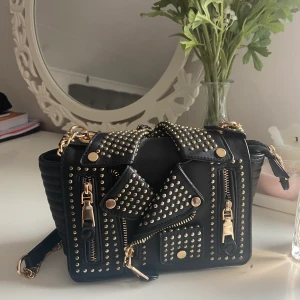 Väska - Säljer nu min väska, perfekt fest väska men passar likabra till vardags:)