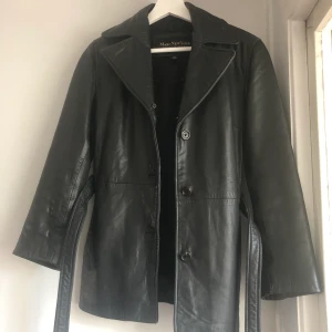 Läderkappa - Läderkappa i nyskick. Den är storlek xs men passar mer som S/M. Har ett läder skärp att knyta runt midjan som också går att ta bort. 