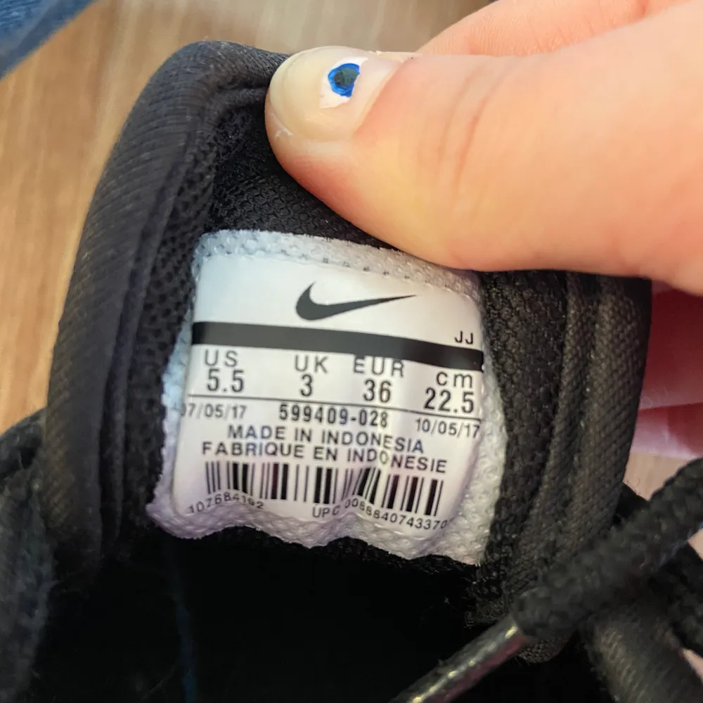 Nike skor köpta för ett tag sedan men sparsamt använda, inte slitna, endast lite bruna på den vita delen. Storlek 36 men passar 35. Frakt ingår i priset🧡 . Skor.