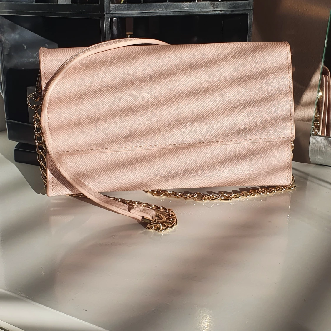 Ljusrosa axelremsväska med guld detaljer! - 90