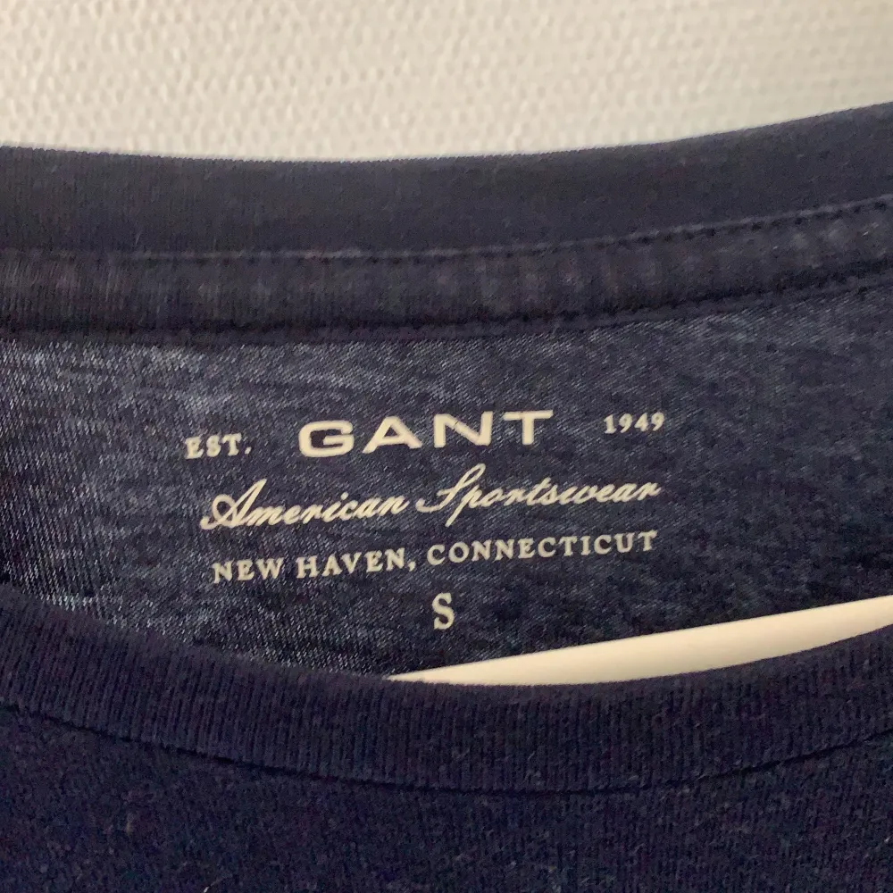 Mörkblå långärmad tröja från Gant. Storlek S. Toppar.