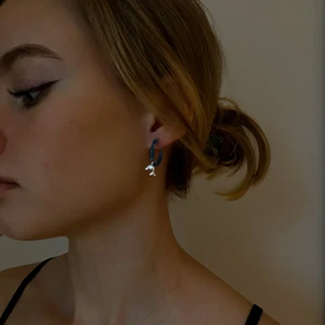 Delfin Örhängen  - Gulligt litet örhänge med ett Delfin motiv.