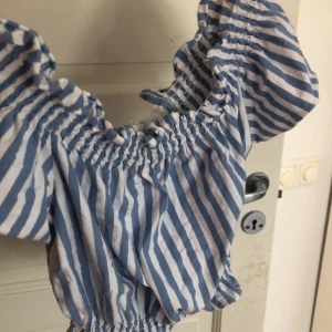 Supersöt randig sommartopp - Så söt och randig topp från Pull & Bear. Är i storlek M men då resåren är töjbar och du kan reglera den ytterligare då du har ett band där bak passar den S-L om man ändå vill ha den fluffig (XL hade den suttit lite tajtare). Den är offshoulder!💜