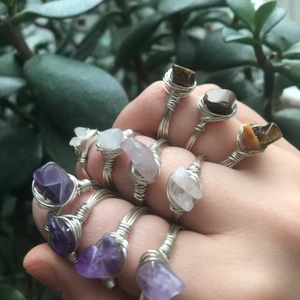 Ringar kristaller  - Handgjorda ringar med äkta rosenkvarts, ametist och tigeröga, gjorda med silverpläterad koppartråd💗 35 kr st, 3 för 80, 5 för 130 :) (frakt tillkommer på 15 kr oavsett antal) kolla gärna om mina andra annonser för liknande smycken💗🧚🏻🌸