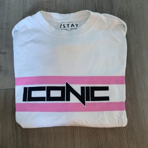 Cool långärmad  - En sjukt cool men simpel långärmad, från STAY. Aldrig kommit till andvändning. Storlek M, men rätt så oversized