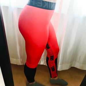 Nike träningstights - Storlek: L, passar för S då den är väldigt tight. Nyskick, mycket bekväm och stretchig.