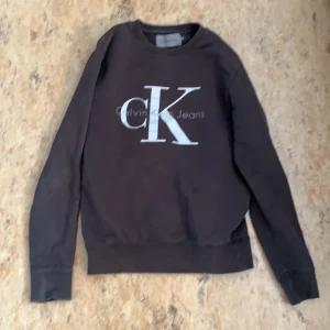 Calvin Klein tröja  - En fin Calvin Klein tröja. Använd några gånger. Bra skick och jätte bra tröja. Säljer den pågrund av att den nästa inte används. Nypris är typ 1000 kr