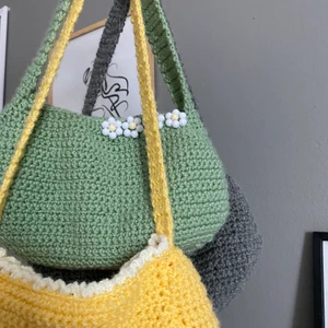 Egenvirkade väskor! 💕💐💫 - Jag virkar egna väskor som jag skulle tycka var jättekul att sälja! De på bilden är några jag gjort, men kan även ta önskemål på beställningar och storlekar! EMLANSHOBBY PÅ IG. Vilka färger som finns kan ni se på sista bilden 👩🏼‍🎨 FRAKT 50kr
