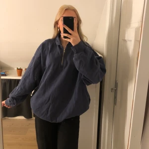 Brandy Melville Sweather - Tröja från brandy Melville, väldigt oversized. Köpte i New York får ca 1 år sen. 200kr+ frakt🥰