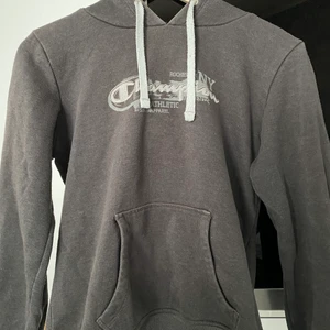 Champion Hoodie - En mörkgrå champion hoodie i storlek S men funkar för en XS med. Använd få tal gånger. Nypris 600kr säljer den för 150kr eller bud. Köparen står för frakt. Skriv privat för intresse :)