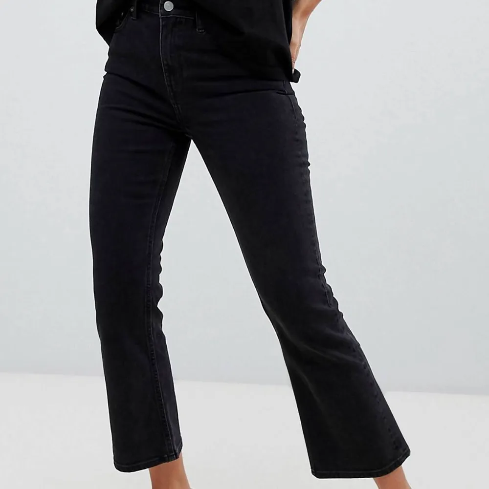 Urtvättade Kick-jeans från weekday! Beskrivs på ASOS som ”korta jeans med hög midja”. Säljer pga att dom är för korta för mig😭❤️ Jag är 174 cm🥰. Jeans & Byxor.