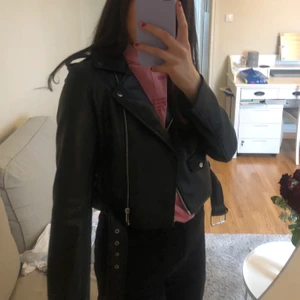 Skinnjacka - Superfin skinnjacka storlek s, passar xs/s. Lite croppad i modellen! Som ny💕💕