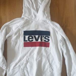 Vit Levis hoodies, säljer då den aldrig använda längre 😋