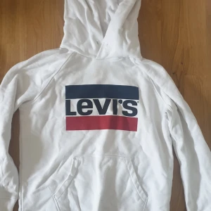 Levis hoodie - Vit Levis hoodies, säljer då den aldrig använda längre 😋