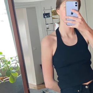 Halterneck top - Svart ribbad halterneck topp från Pomelo. Aldrig använd då jag har en liknande som passar bättre. Jätteskön topp i strl. S med prislapp kvar! 