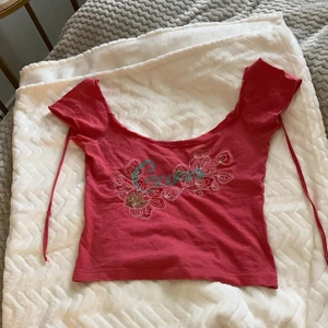 tröja  - hej! Säljer denna som är helt oanvänd💖 färgen är lite ljusare i verkligen o sitter jätte fint  bra på!! Som ni ser finns det två snören så om den sitter lite löst så kan ni göra den thaigtare💖💖💖