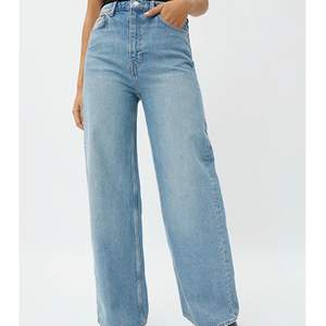 Skit snygga jeans från weekday. Knappt använda storlek W28 L32. Modell Ace High Wide jeans 