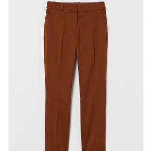 Slacks/ kostymbyxor/ nyskick/ storlek 46 - Bronsfärgade slacks från H&M, använda en gång. Nyskick! Säljes då de är för stora för mig. Passar storlek 46 och 44 då de är stretchiga. Byxorna har dold resor i midjan, fickor framtill samt gylf med dragkedja och dold hylsa samt hake. Normalhög midja.