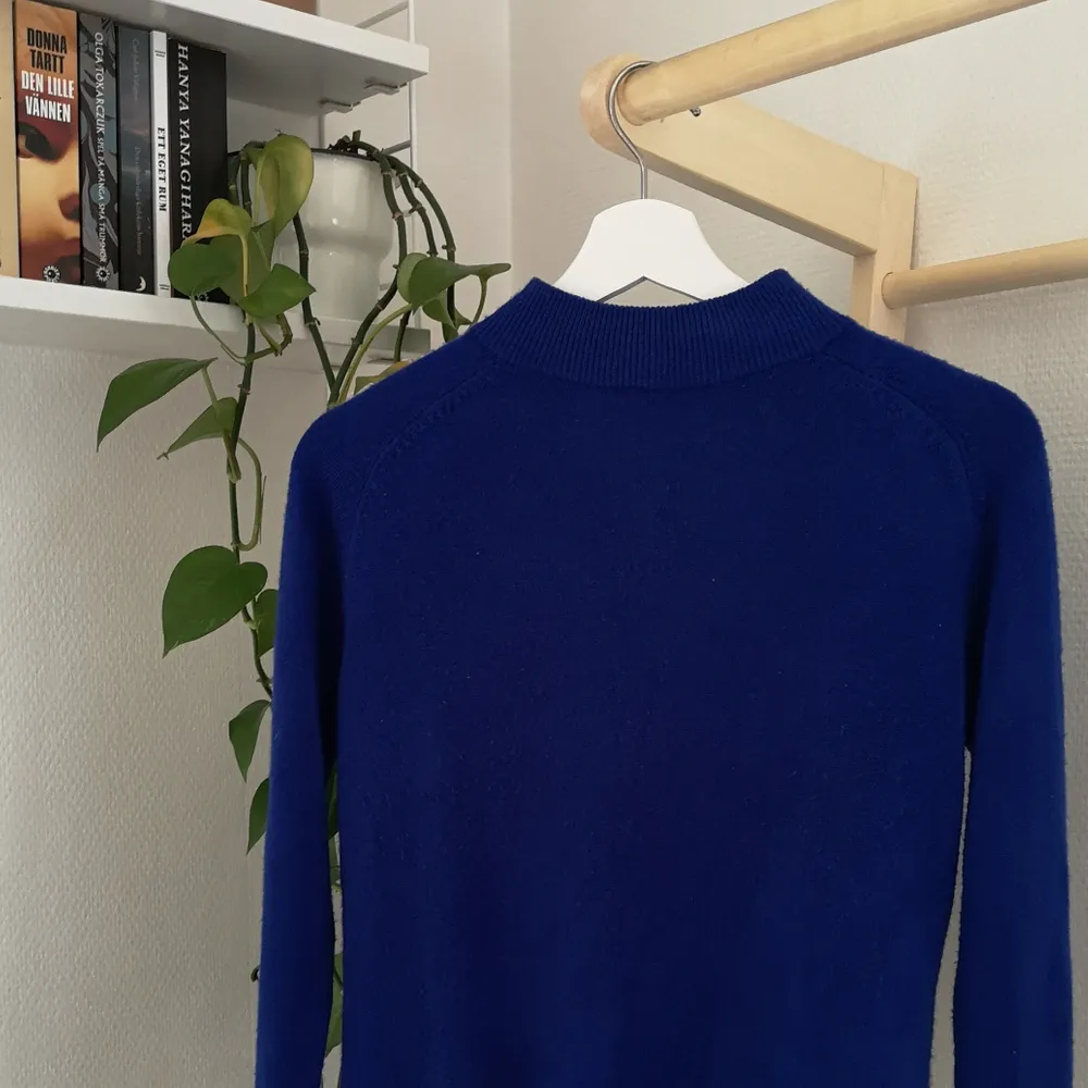 Mörkblå stickad tröja med dragkedja. Halvpolo krage. Köpt secondhand för 300kr . Stickat.