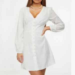 Studentklänning - Vit fin klänning, aldrig använd & har lappen kvar. Slutsåld på Nellys hemsida! Passar perfekt som studentklänning till sommaren🥰 Skriv om ni har några frågor🥳