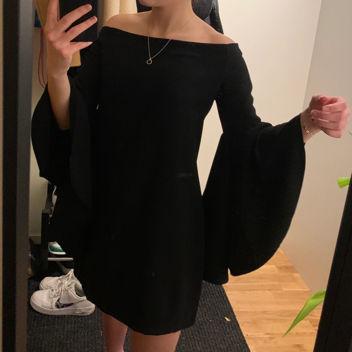  off shoulder klänning med volangärmar - 90