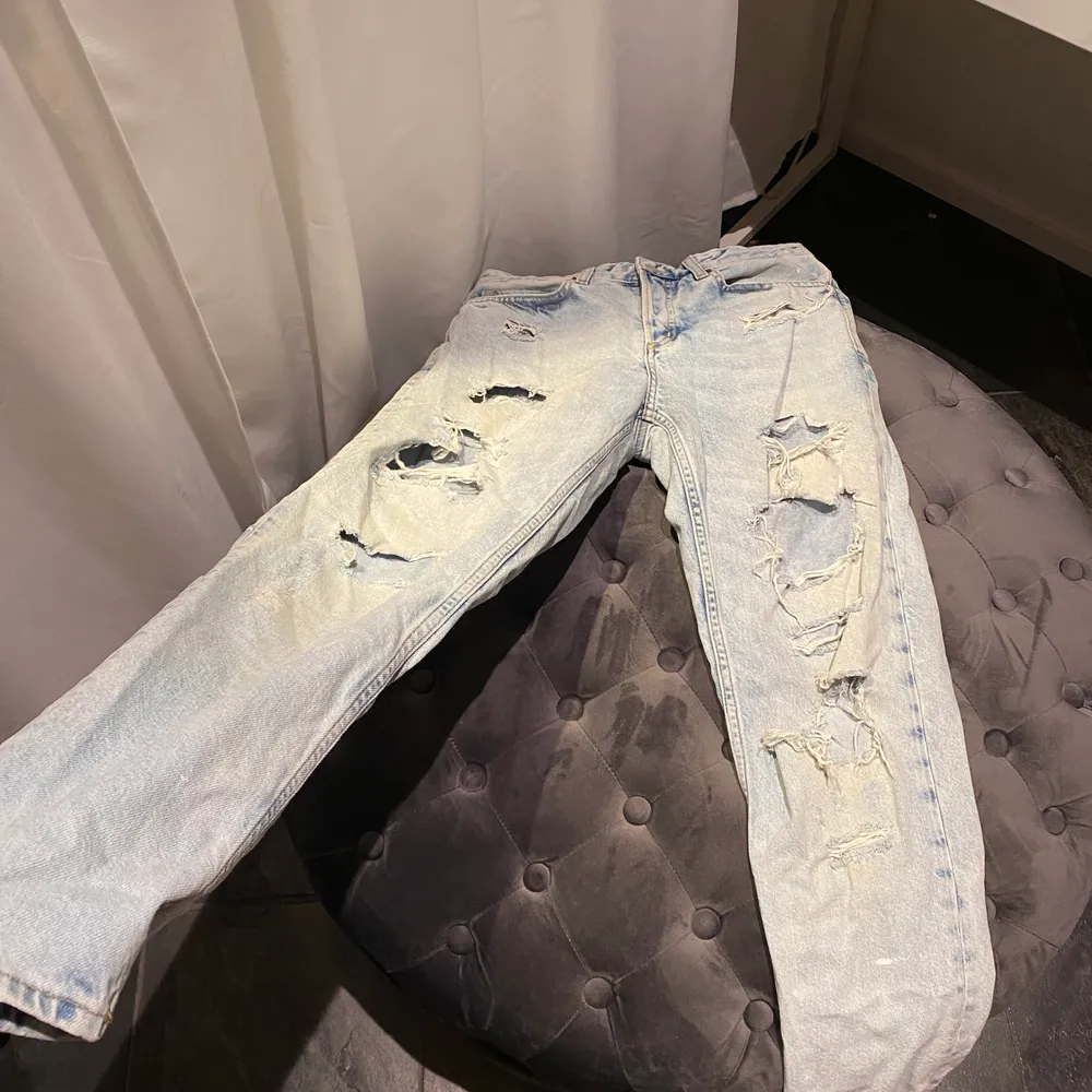 Jeansen skulle sitta snyggare på något som har strl 34 eller 36 då de skulle bli lite mer oversized. Jeansen passar även 26/27/28 i midjan då de är aningen större i storleken. De har en sjukt snygg färg som är perfekt till sommaren och passformen är väldigt chill💗. Jeans & Byxor.