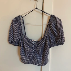 Topp från Zara Strl S - Helt oanvänd topp från Zara. Helt slutsåld 