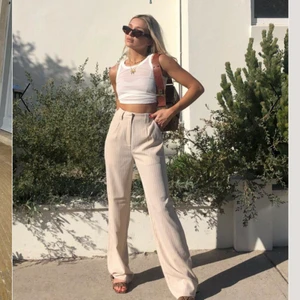 NAKD Striped pants - NAKD Striped Pants i beige färg med mörka streck🤎 Går över skon på mig som är 177 cm lång. Använda ett fåtal gånger och är i felfritt skick! ☺️