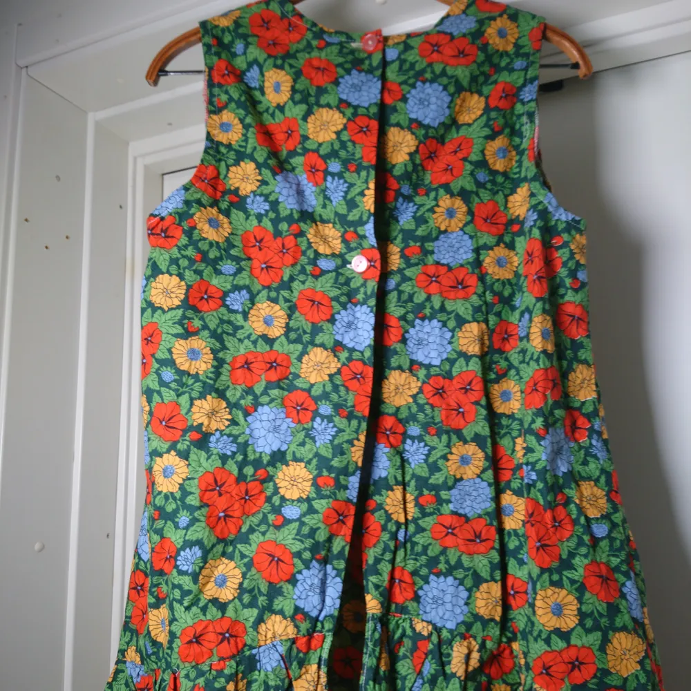Ett gammalt vintageförkläde med finaste blommönstret. Perfekt att ha ovanpå tröja etc🌻. Klänningar.