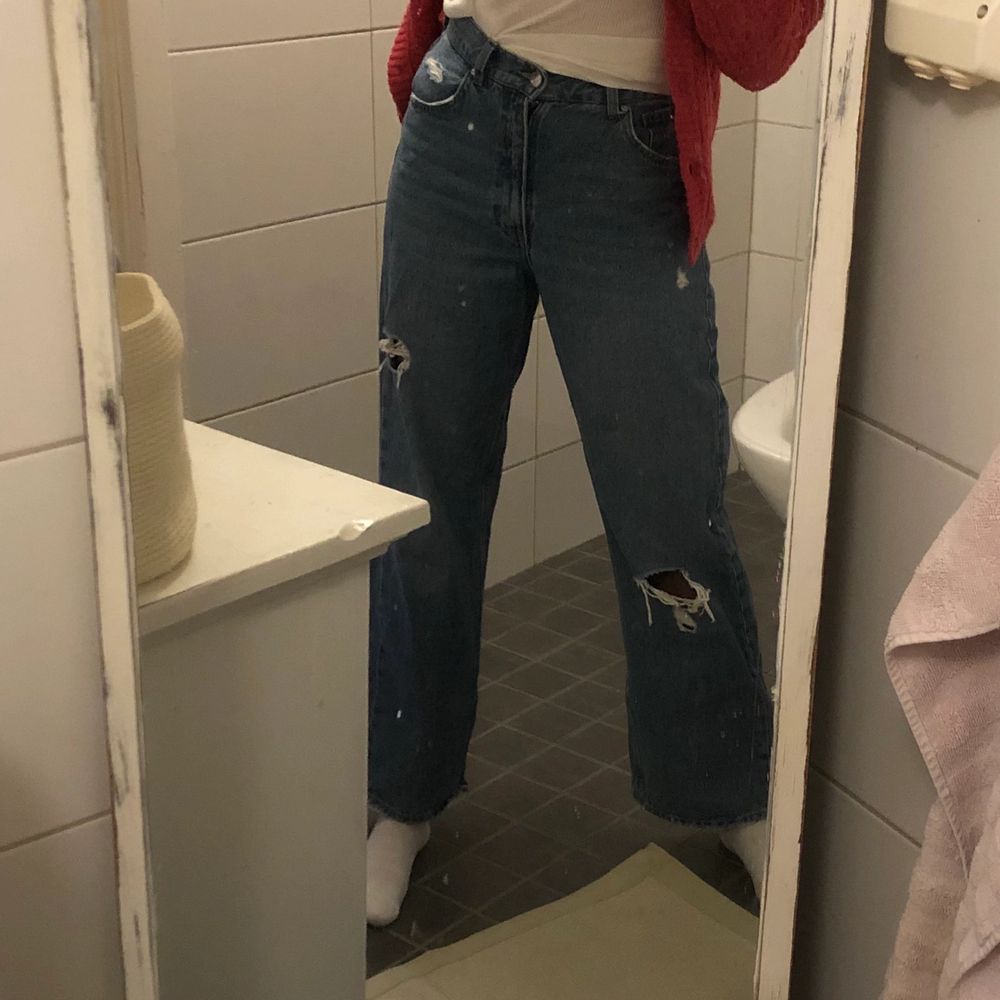 Håliga, baggy jeans från H&M. Jag är 165cm för referens. . Jeans & Byxor.