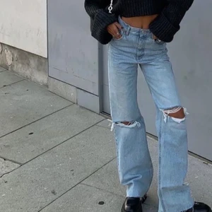 Zara jeans - Säljer de trendiga zara jeansen då de blivit för stora på mig, de är i fint skick🤍 jag har klippt av dom i benen då de var för långa på mig när jag använde dom. Så de passar bäst på någon som är runt 170 lång, skriv för fler bilder💕(de är lite små i storleken så skulle säga att de är mer som en 38)