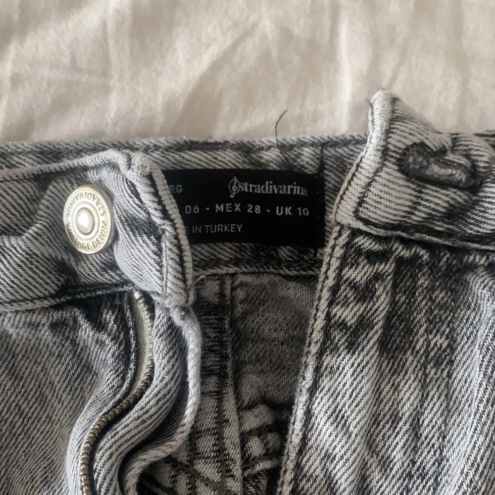 Supersnygga högmidjade gråa jeans från stradivarius! Bra längd på mig som är 170cm ish, och sitter super 💖 fler bilder finns . Jeans & Byxor.