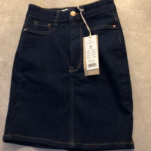 Kjol - Helt oanvänd kjol från ginatricot🤍 storlek xs🤍 frakt tillkommer🤍 (fraktkostnaden kan ändras!)