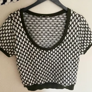 Zara topp - Supersöt zara topp som inte kommer till användning, nyskick i storlek L men passar s-m också då jag haft kompisar som lånat den💓 170kr 🤝för fler frågor kontakta mig i dm🤝