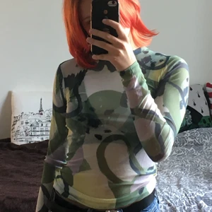 En meshtop kamouflage liknande mönster - En meshtop med snyggt möster. Långärmad tröja som är nästan helt oanvänd. Står att det är xxs men skulle funka för m då det är de jag vanligtvis har 