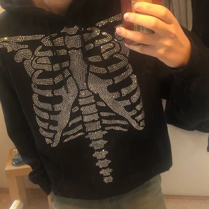 Hoodie med rhinestones - As fet hoodie som in kommer till användning använt typ 3 ggr. Beställde den från usa tror ja o me allt så blev kostnaden ca 1400. 