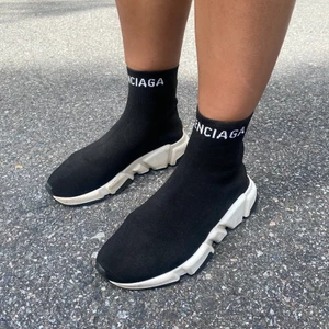 Balenciaga Limited Edition  - Balenciaga skor (limited edition) Org pris: 7000kr Skick: bra, knappt använda.  Texten på skon är inbroderad, och kan där med ej slitas bort.