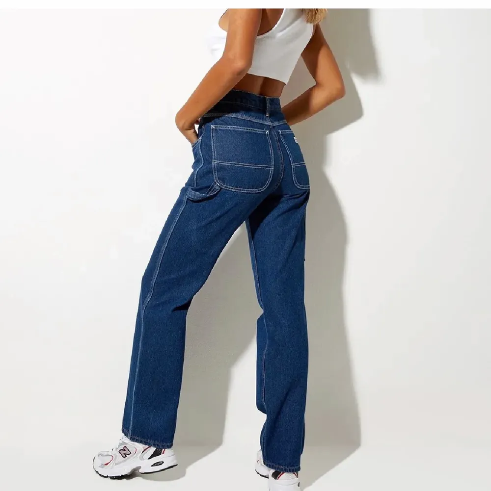 Säljer dessa jättefina populära jeansen då dom inte satt bra på mig! Endast testade!🦋 nypris är ca 840, buda gärna!. Jeans & Byxor.